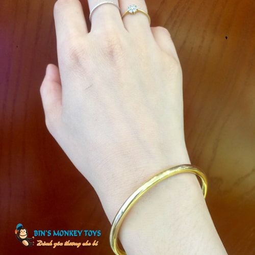Vòng tay vàng nữ trơn giờ đây đã trở thành một phụ kiện thời trang không thể thiếu cho các cô gái. Với thiết kế đơn giản, tinh tế và sử dụng chất liệu vàng chất lượng cao, vòng tay vàng nữ trơn là sự lựa chọn hoàn hảo để tô điểm thêm cho vẻ ngoài của bạn.