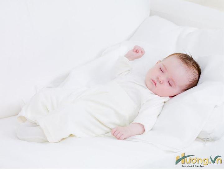 Thay và mặc bỉm cho bé đúng cách giúp bé ngủ ngon hơn