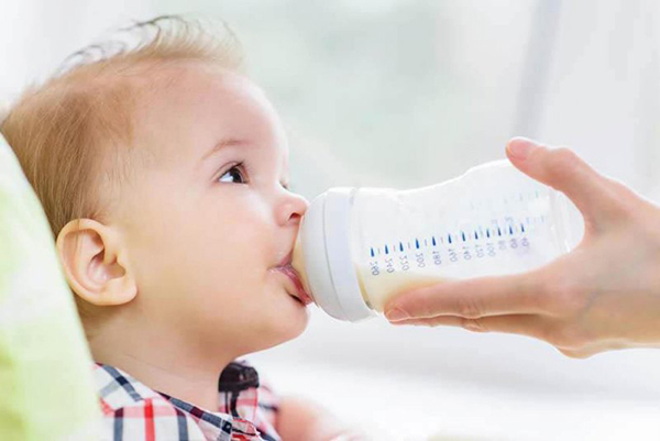 Sữa cho bé pha sẵn khá tiện dụng